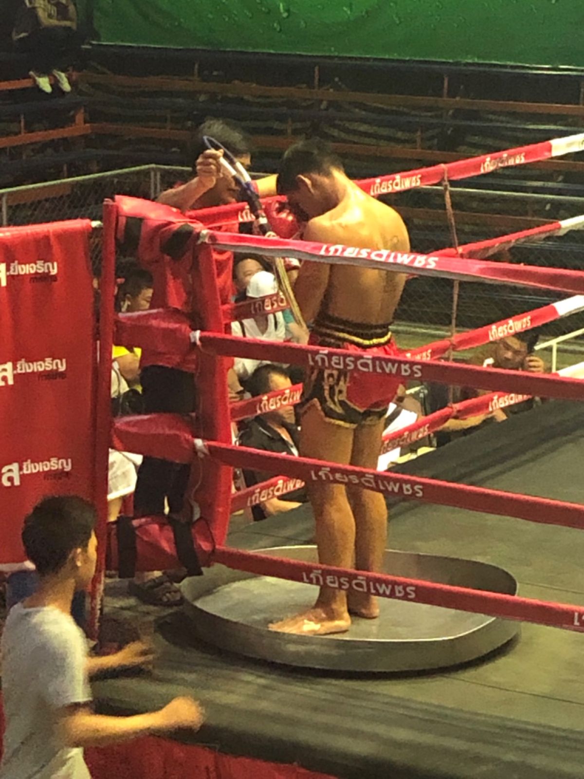 Chiangmai Boxing Stadium

試合の前に丸いタライみ...