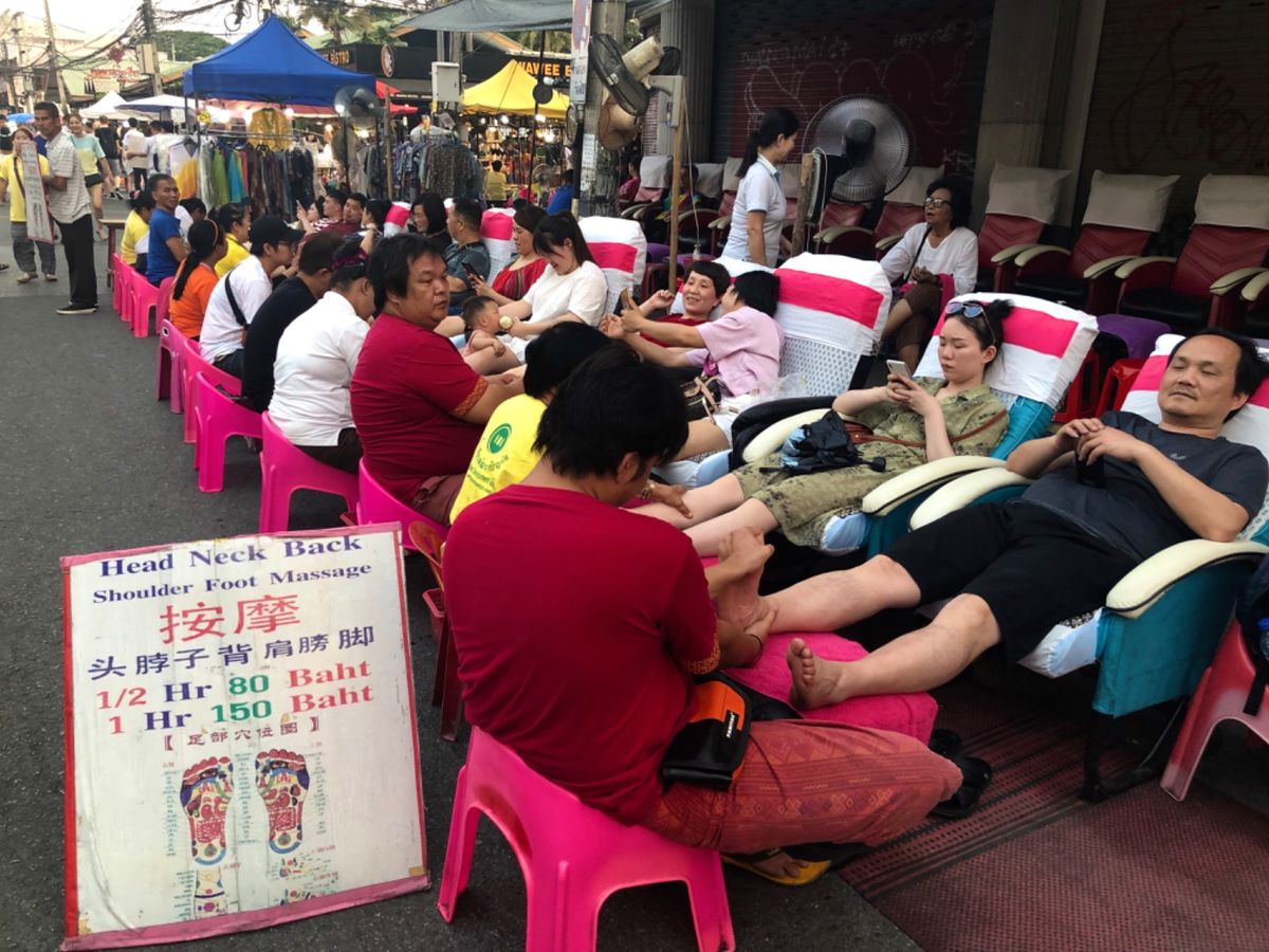 サンデーマーケットの様子
屋台あり、マッサージあり、雑貨あり
何もかも安い...