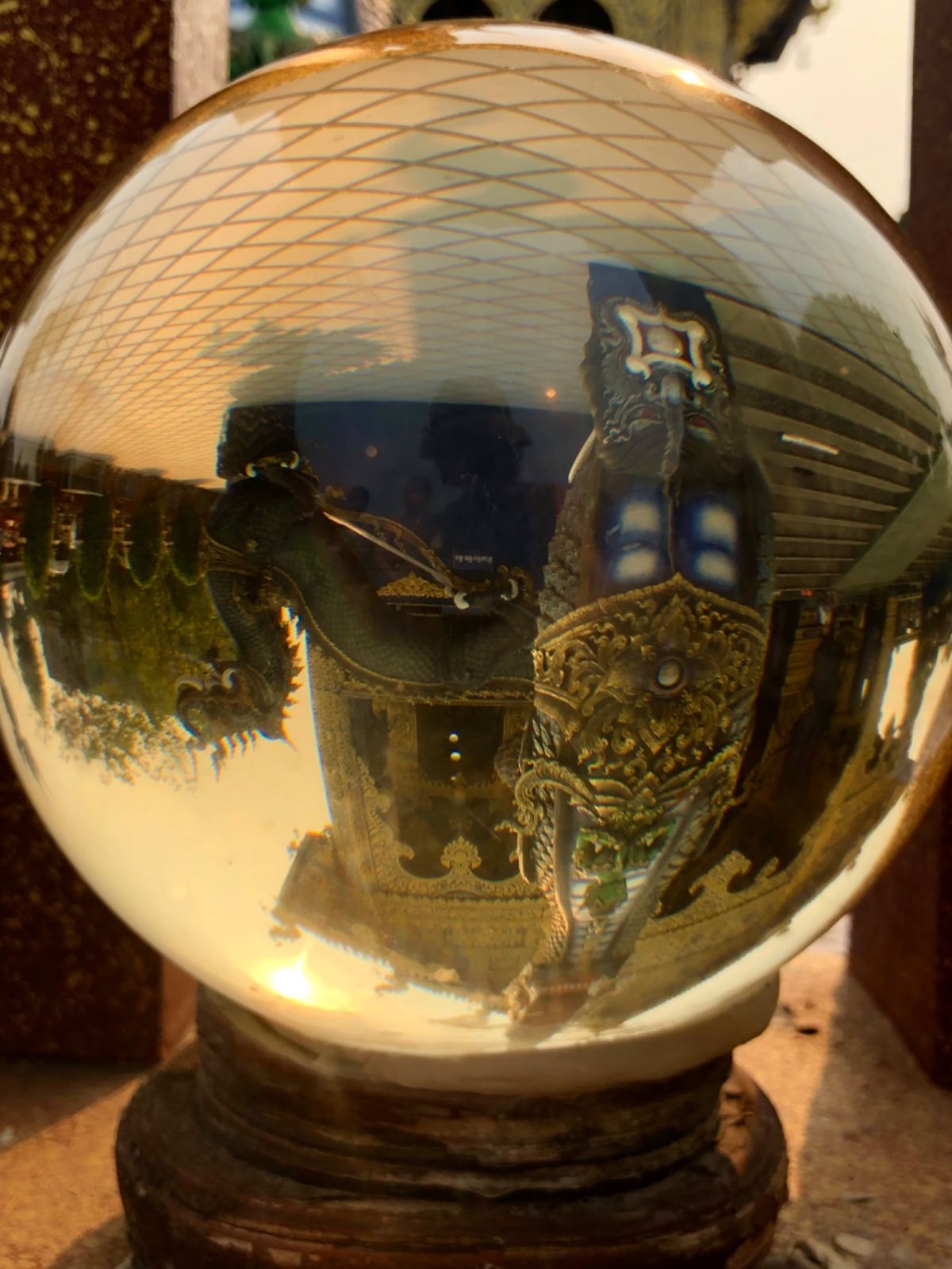 ワット ローンスアテン

ゴールドのお寺は山ほどあるけど
青いお寺は新鮮で...