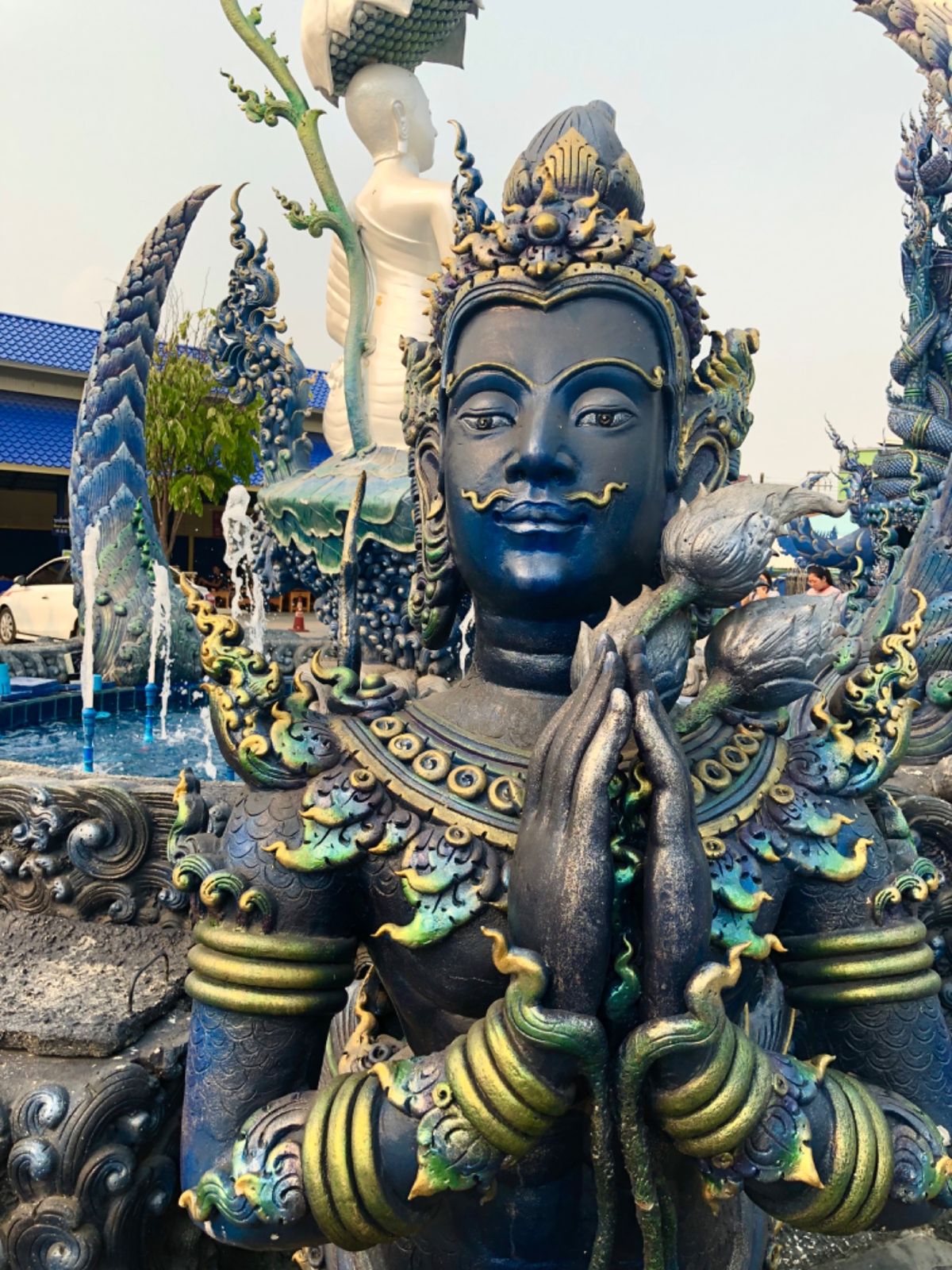 ワット ローンスアテン

ゴールドのお寺は山ほどあるけど
青いお寺は新鮮で...