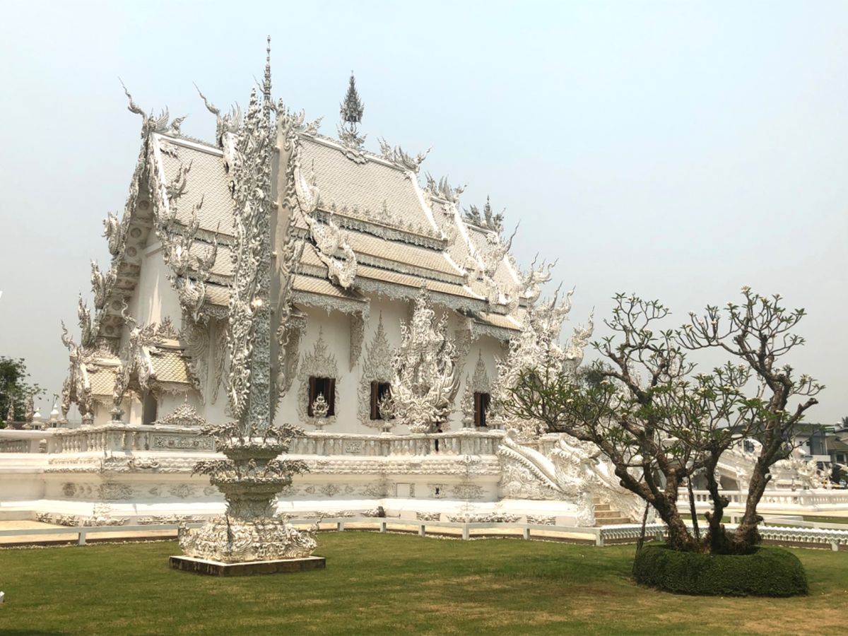 ワット　ローンクン

まだ未完成の部分
これを建ててるアーティストが地元に...