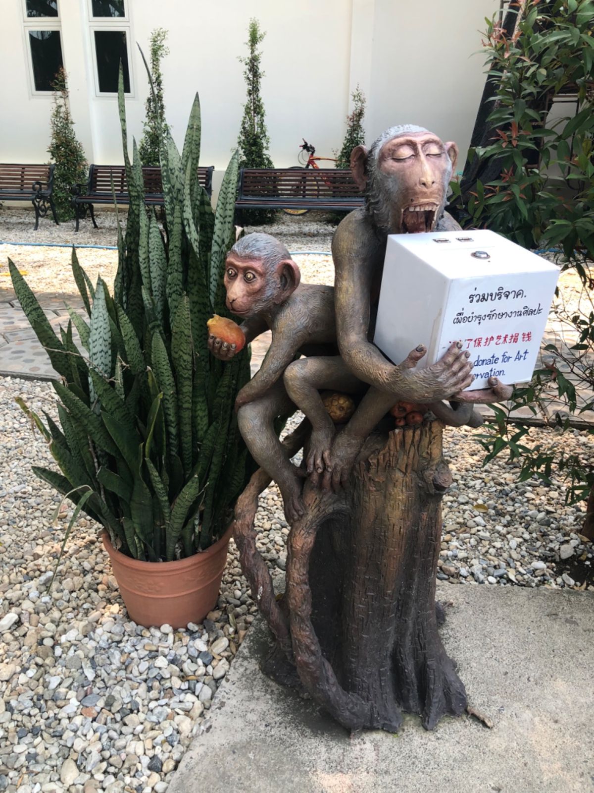 ワットローンクン

敷地内には寺の他にもこんなモニュメントたちが

