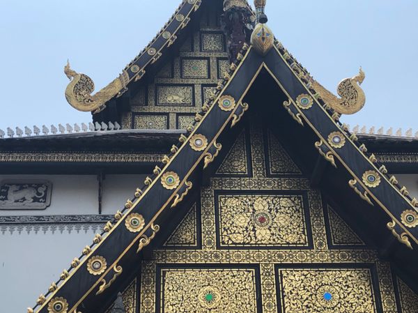 タイ・バンコク「呑んで食べてダラダラ遊ぶ旅」の写真：黒と金のコントラストが印象的なワット・チ...