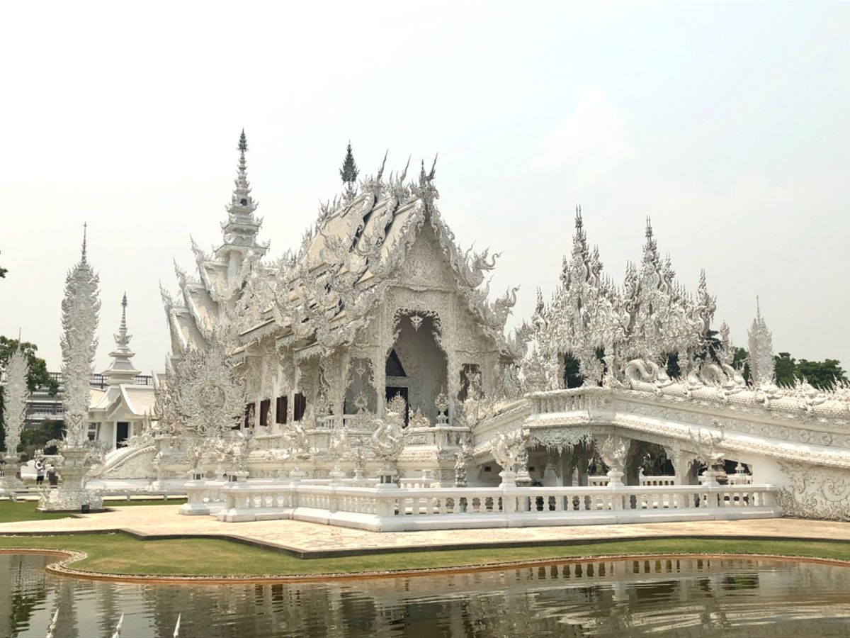 ワット ローンクン

遠目だと白く美しいお寺なのに
近づくとおどろおどろし...