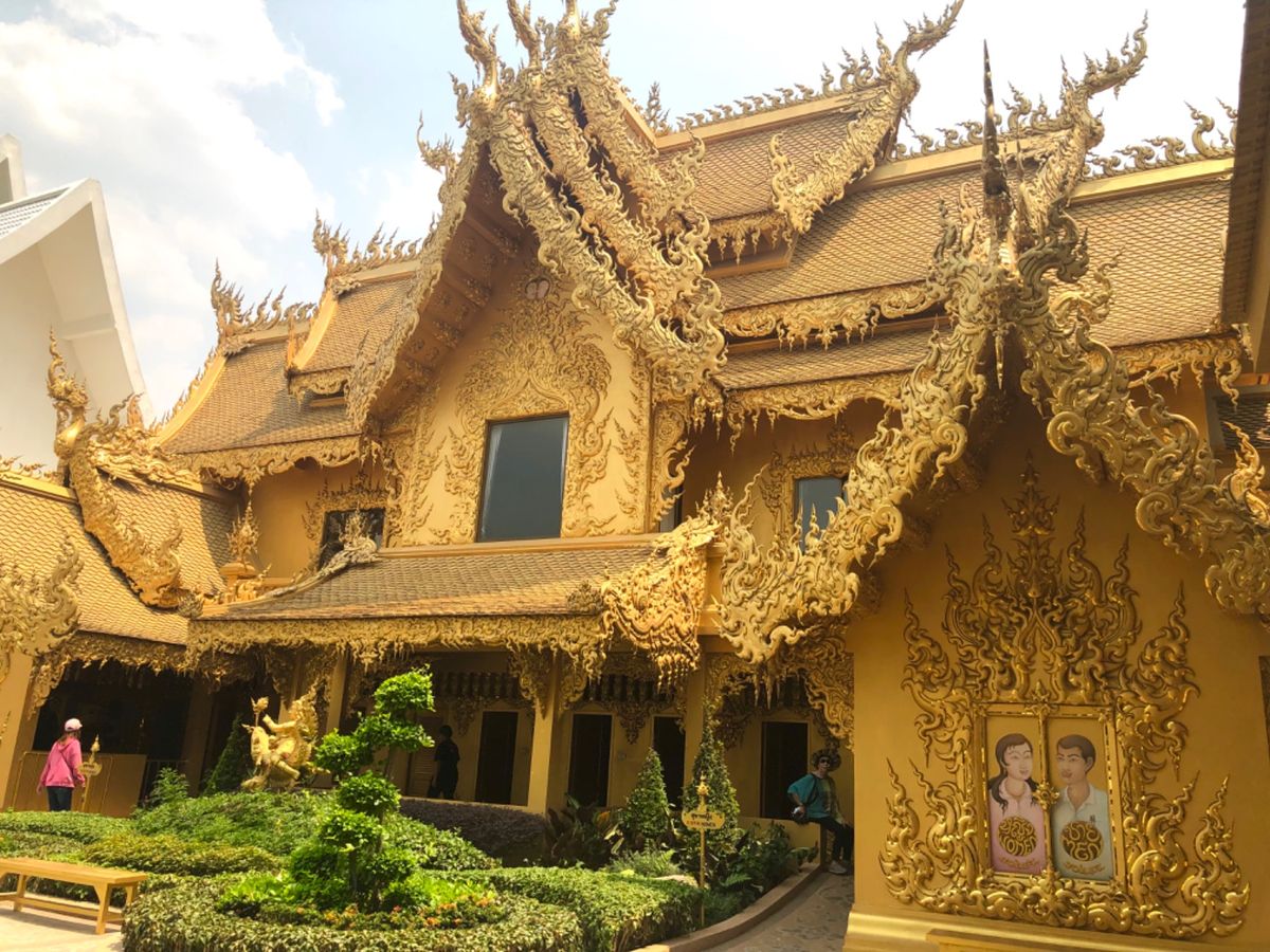 ワットローンクン

基本的に白ばかりの中に
急にゴールドの建物が現れるから...