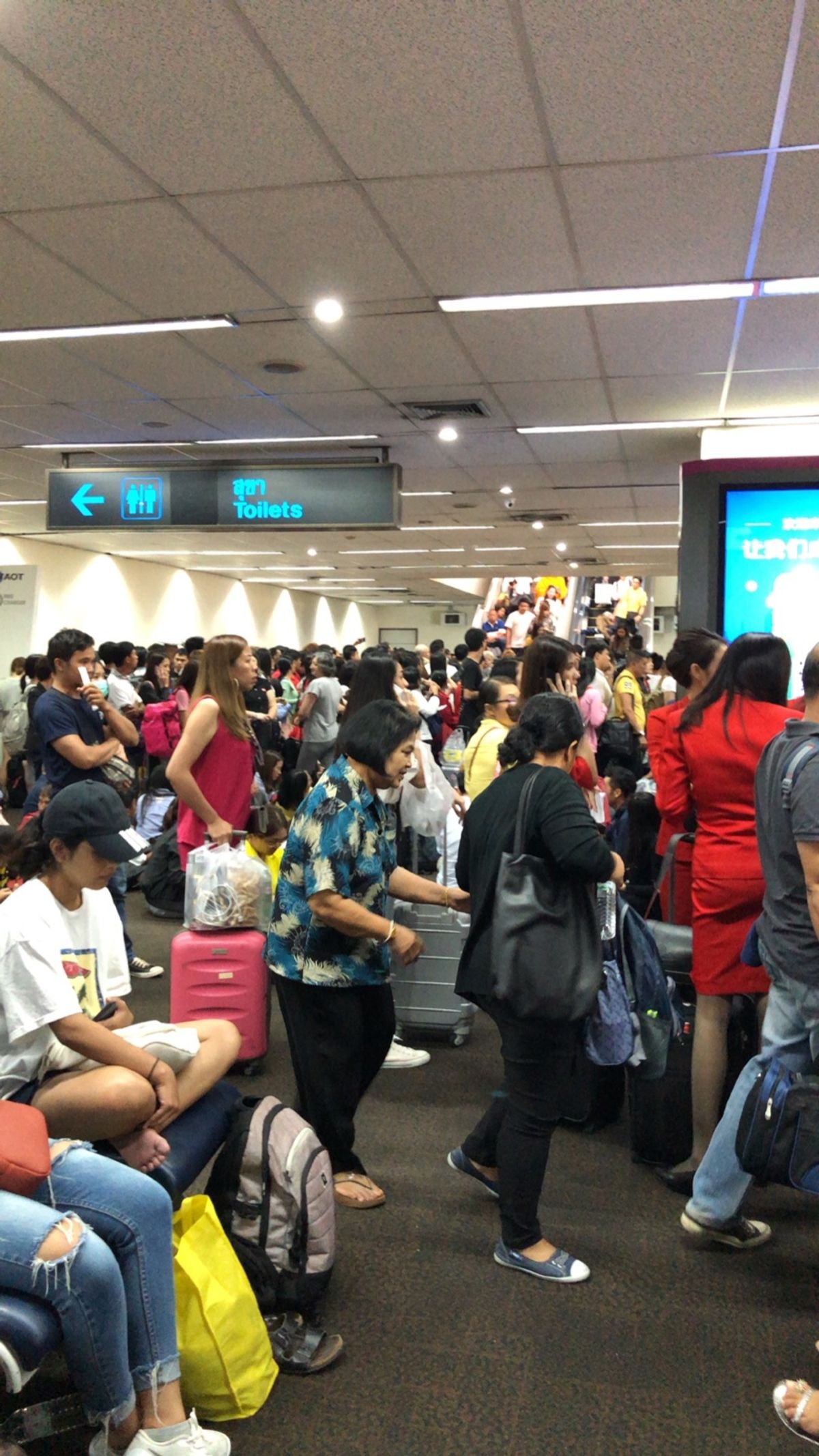バンコクのドンムアン空港で乗継だったんだけど、
雷雨の影響？？か何かで全便...