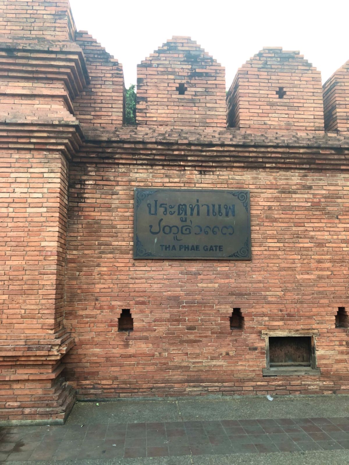 ターペー門

門の外の広場のところでおばちゃん達がエクササイズ？ダンスみた...