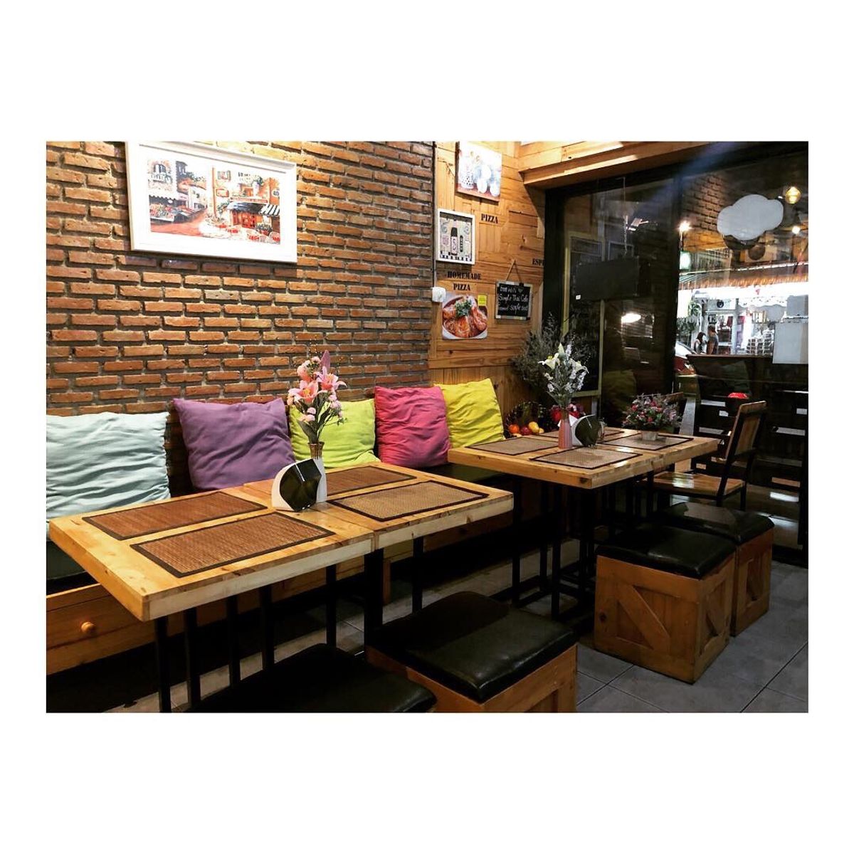 Simple Thai Cafe

初日の夜ご飯
遅延に次ぐ遅延で到着が遅...