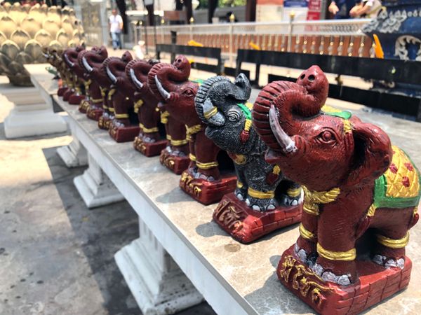 タイ・バンコク「呑んで食べてダラダラ遊ぶ旅」の写真：ワット・チェディ・ルアン

中に入ると金...