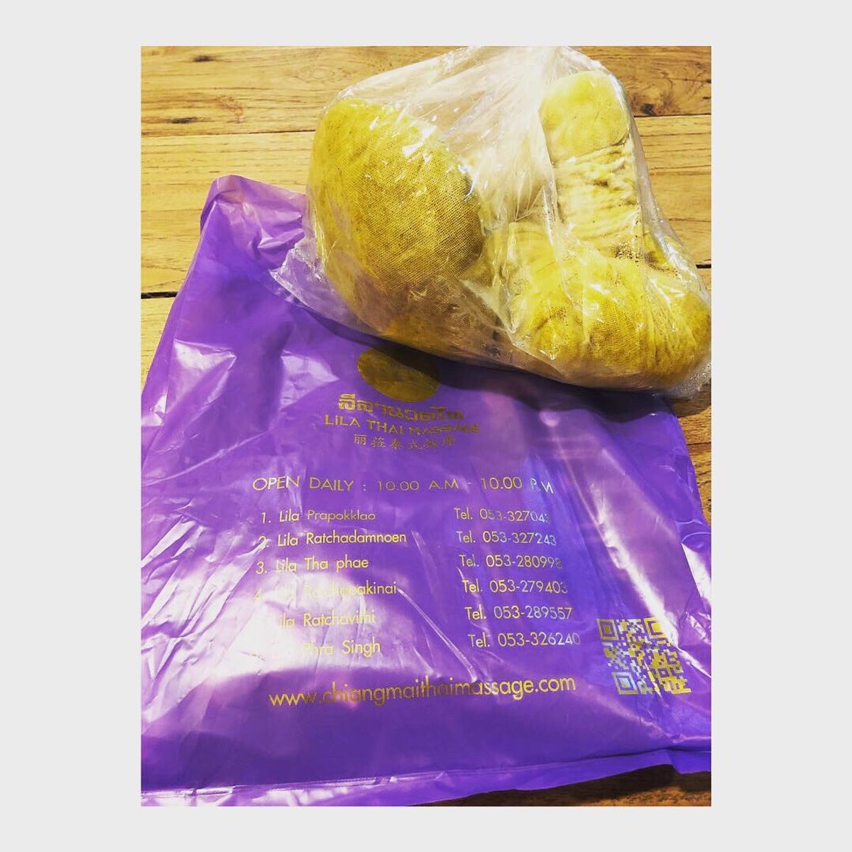 タイのお約束、ハーバルマッサージを受けたら
その日使ったハーバルボールだと...