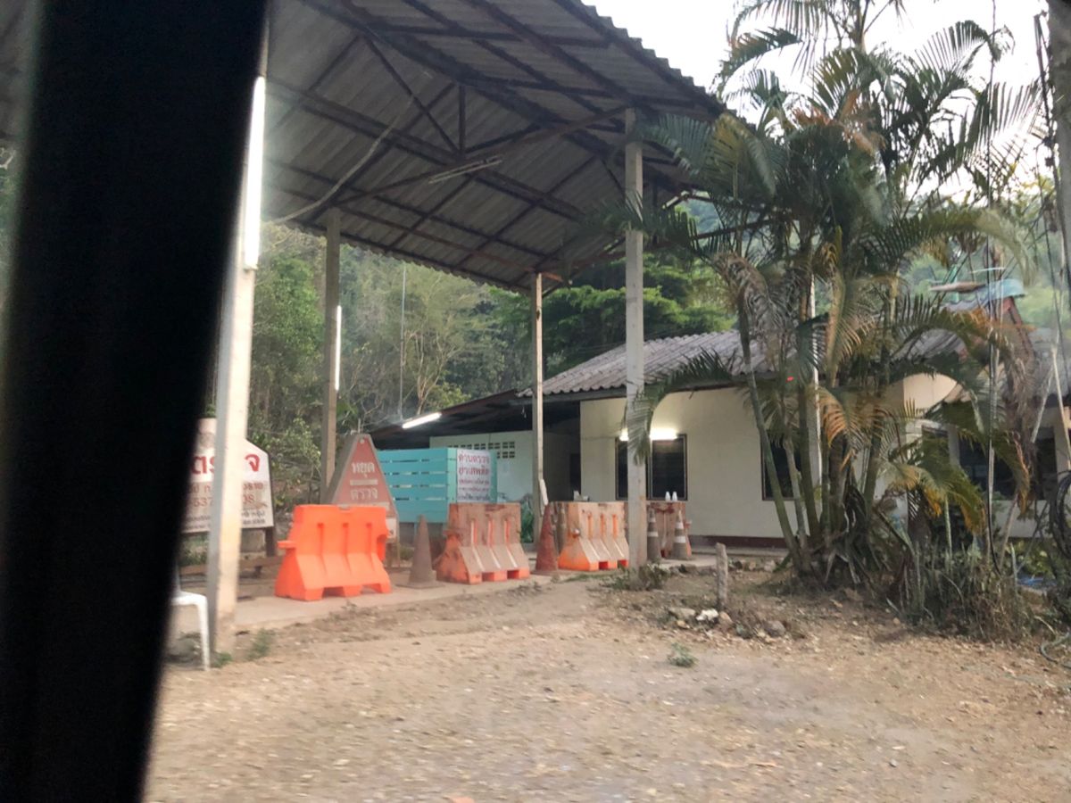 チェンライまで遊びに行った帰り、
途中で警察👮‍♀️に車を止められて
全員...