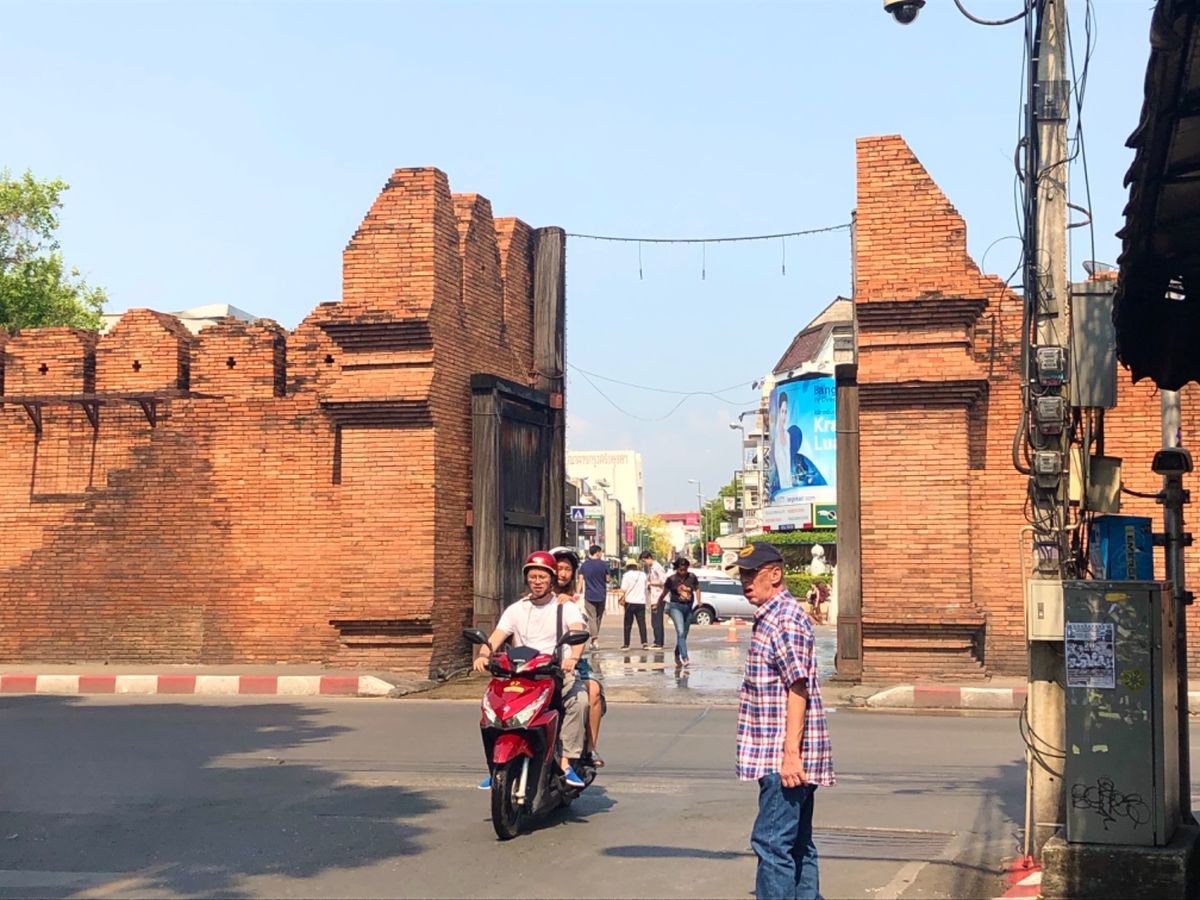 ターペー門

門の外の広場のところでおばちゃん達がエクササイズ？ダンスみた...