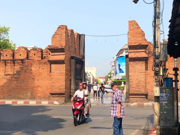 タイ・バンコク「呑んで食べてダラダラ遊ぶ旅」の写真：ターペー門

門の外の広場のところでおば...