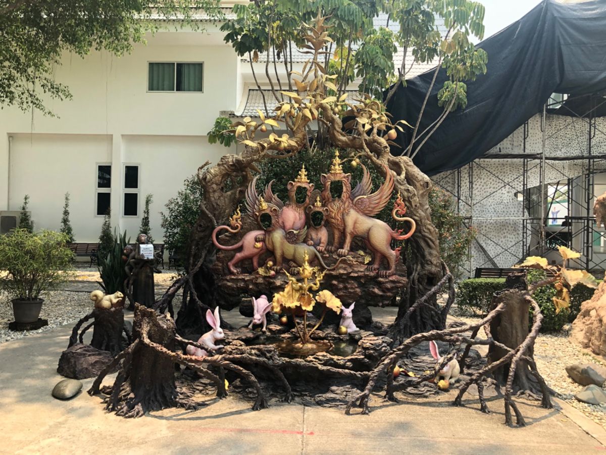 ワットローンクン

敷地内には寺の他にもこんなモニュメントたちが

