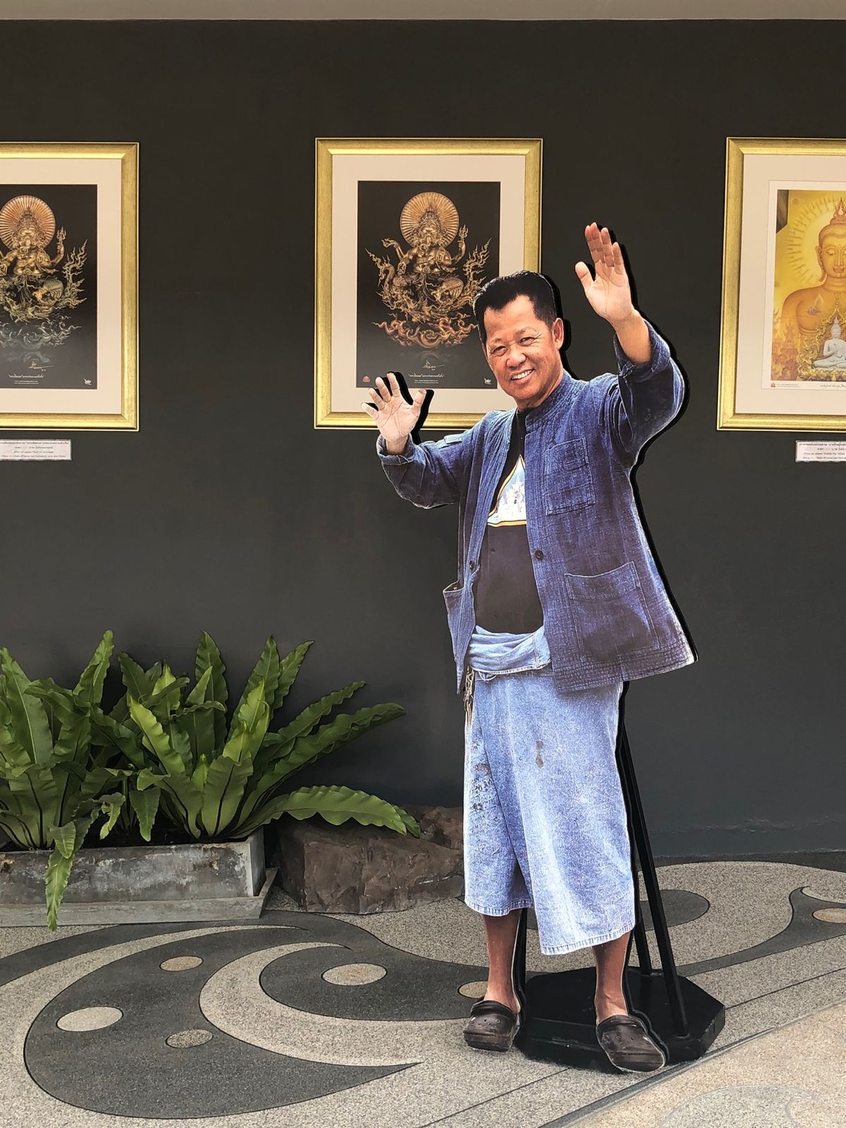 ワットローンクン

また木に首が吊ってある〜！と思ったら
今度は有名アニメ...