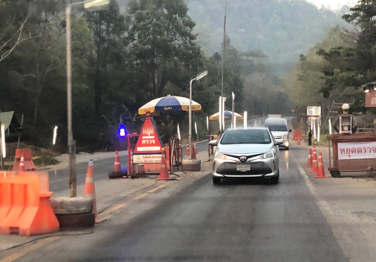 チェンライまで遊びに行った帰り、
途中で警察👮‍♀️に車を止められて
全員...