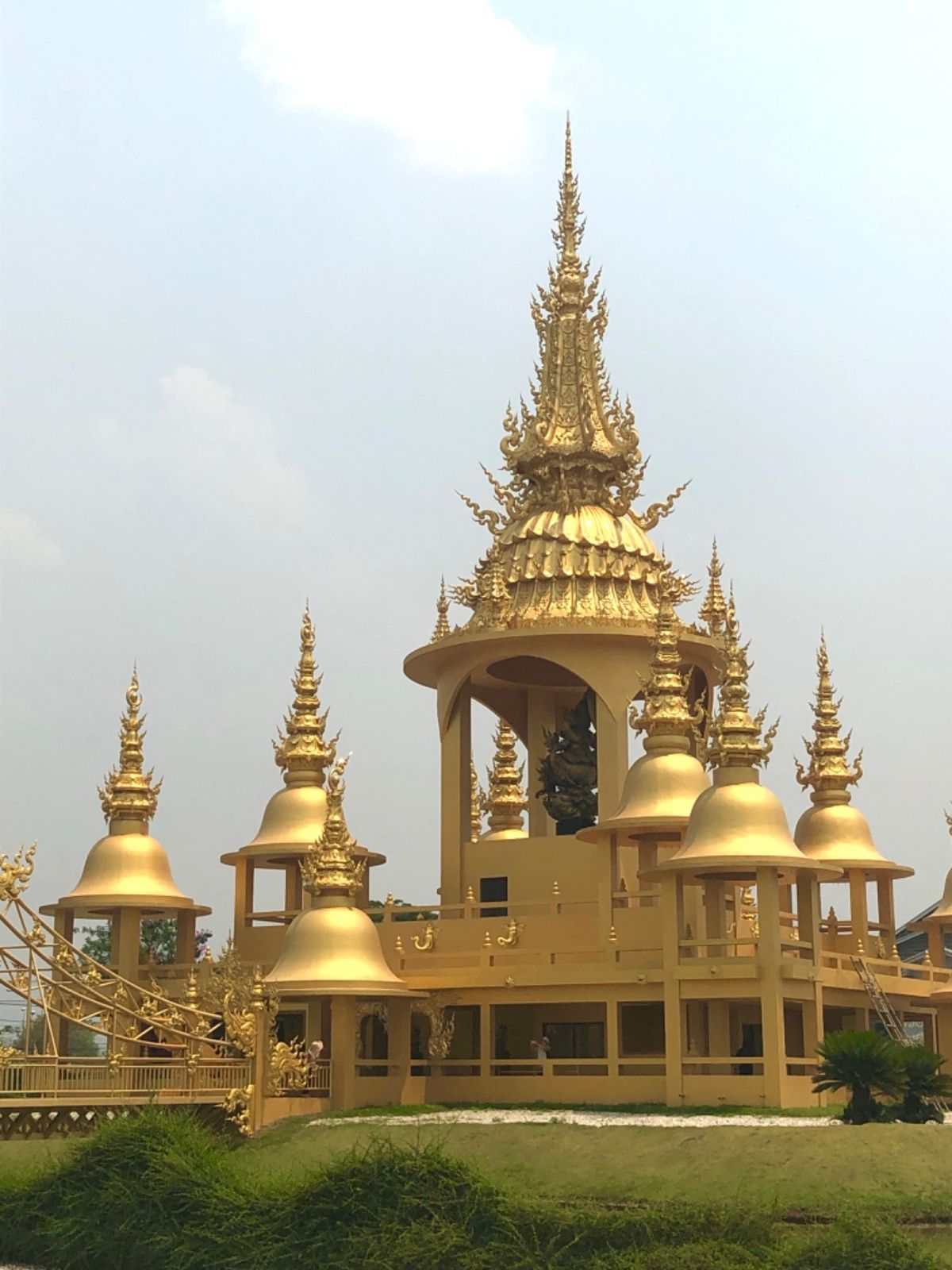 ワットローンクン

基本的に白ばかりの中に
急にゴールドの建物が現れるから...