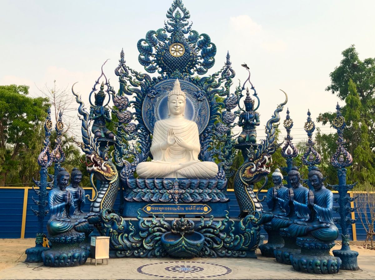ワット ローンスアテン

ゴールドのお寺は山ほどあるけど
青いお寺は新鮮で...