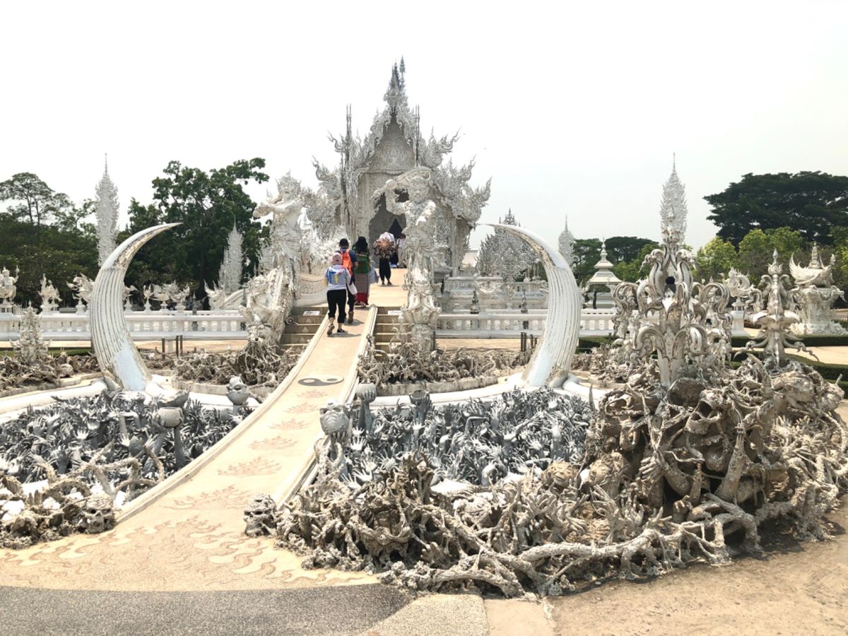 ワット ローンクン

遠目だと白く美しいお寺なのに
近づくとおどろおどろし...