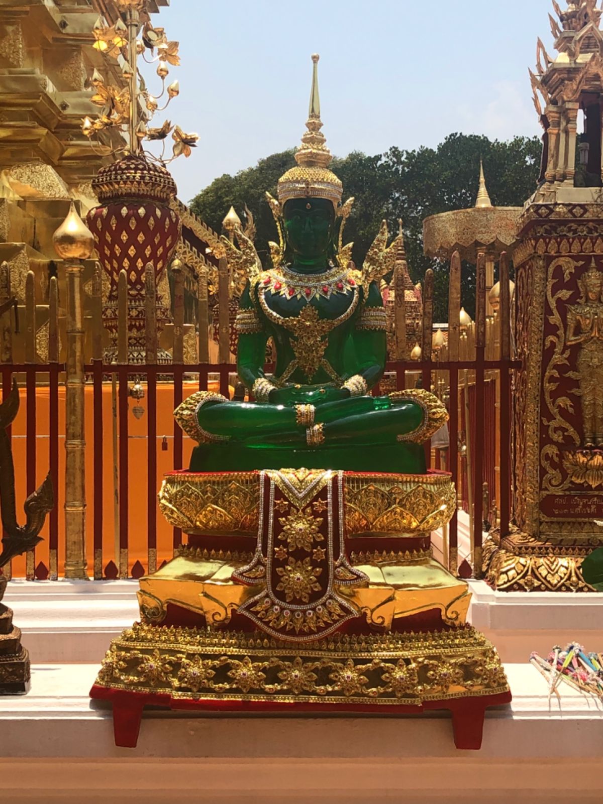 ワット プラタート・ドーイステープ

中に入るときに履物は脱がないといけな...