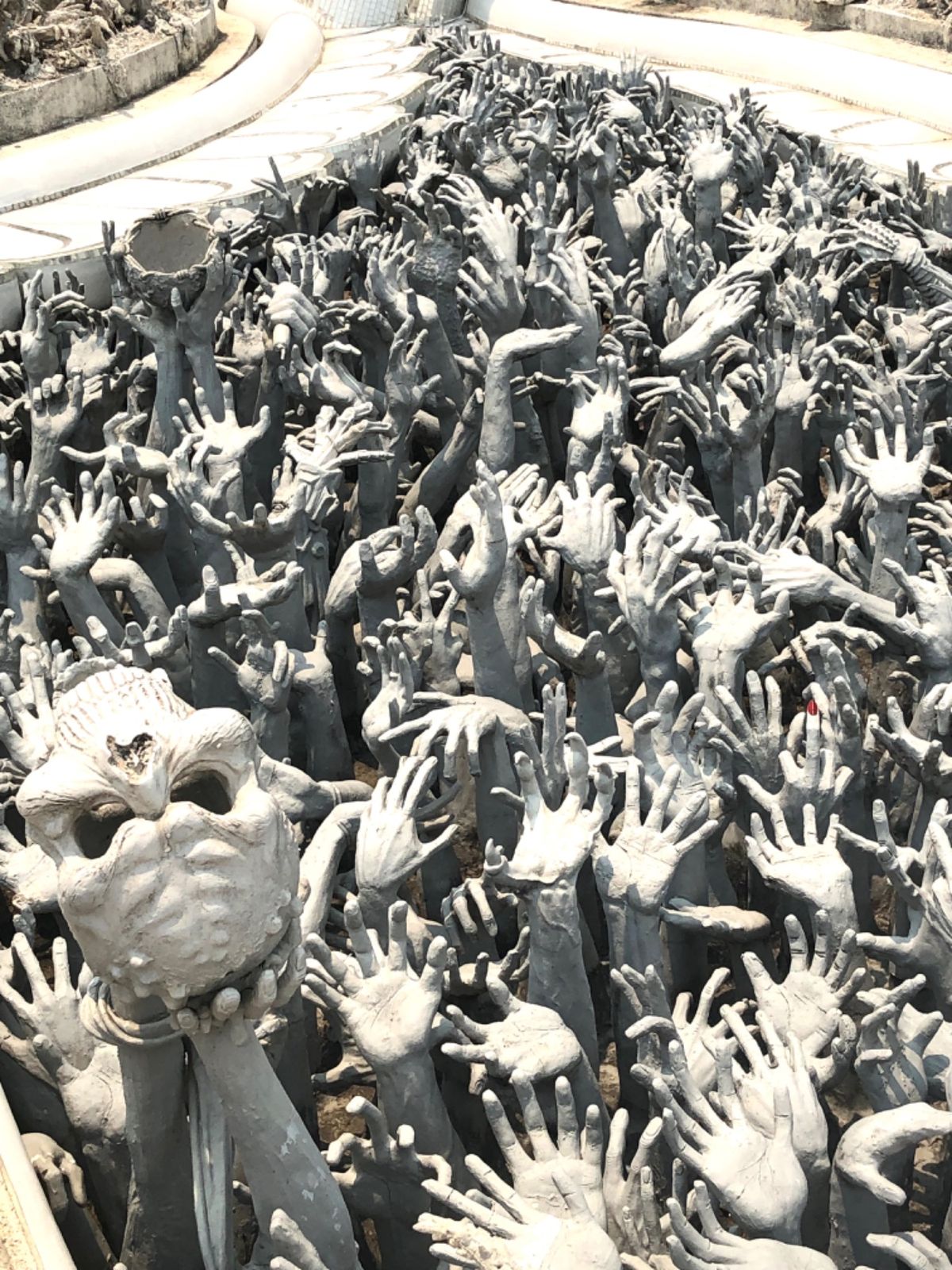 ワット ローンクン

遠目だと白く美しいお寺なのに
近づくとおどろおどろし...