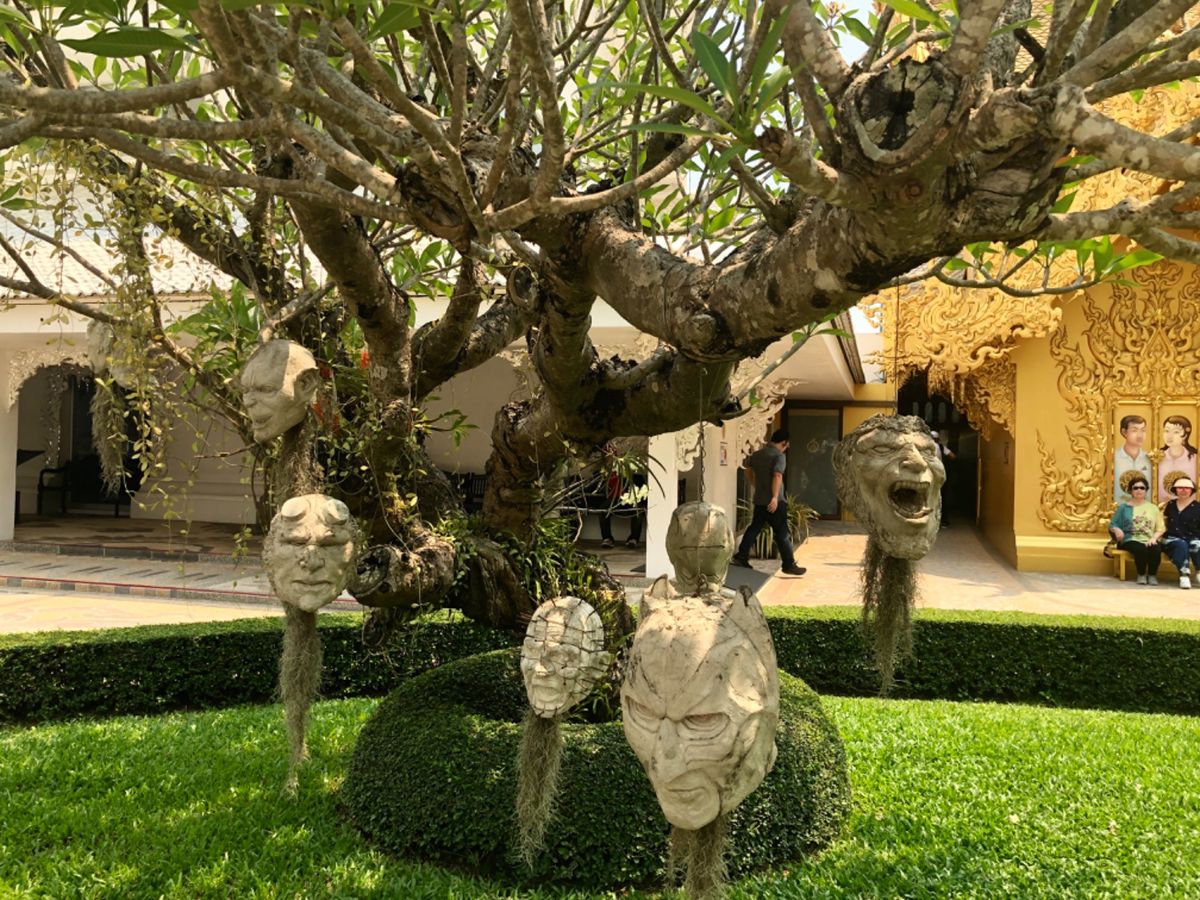 ワットローンクン

また木に首が吊ってある〜！と思ったら
今度は有名アニメ...