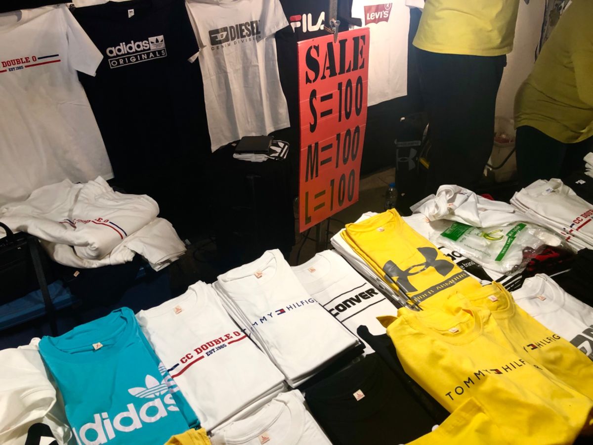 サンデーマーケットの様子
屋台あり、マッサージあり、雑貨あり
何もかも安い...