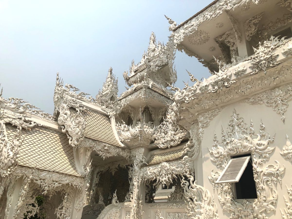 ワットローンクン

基本的に白ばかりの中に
急にゴールドの建物が現れるから...