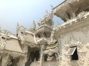 ワットローンクン

基本的に白ばかりの中に
急にゴールドの建物が現れるから...