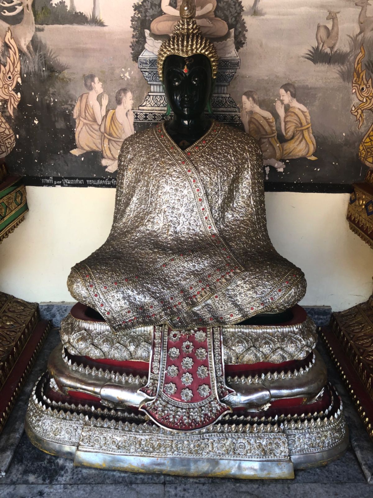 ワット プラタート・ドーイステープ

中に入るときに履物は脱がないといけな...