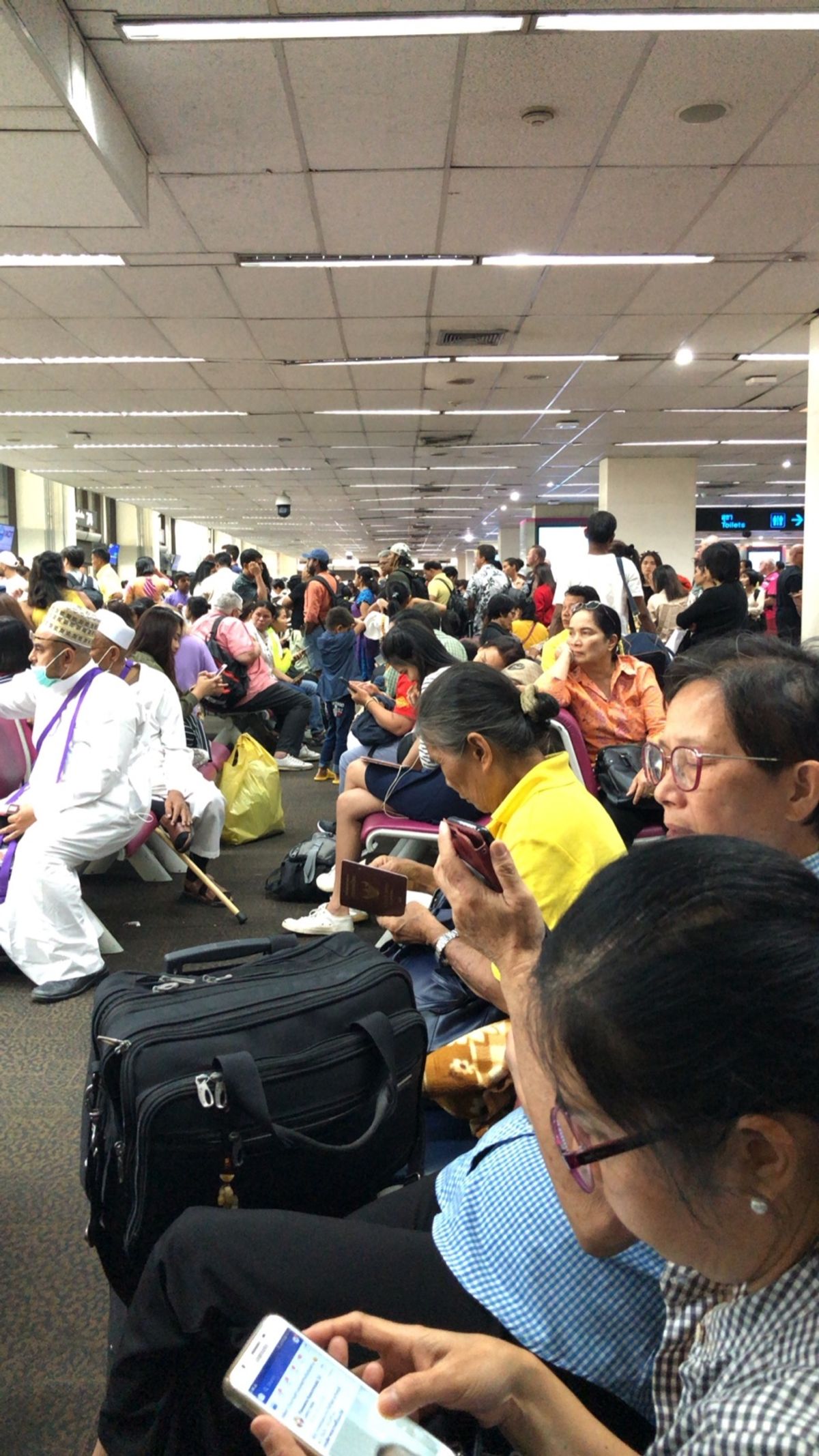バンコクのドンムアン空港で乗継だったんだけど、
雷雨の影響？？か何かで全便...