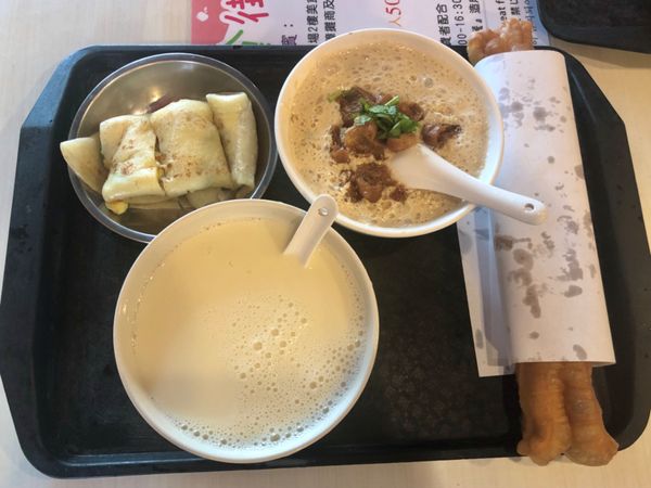 台湾・台北「美味いもの三昧！食い道楽の旅」の写真：阜杭豆漿

揚げパンを豆乳のスープに浸し...