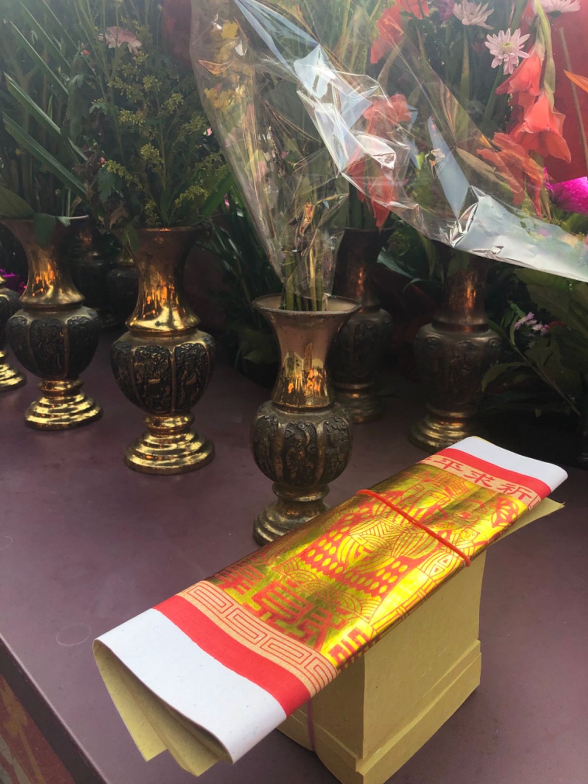 鹿港天后宮

中の様子
とても装飾が美しいお寺だった

この金の紙は何なの...