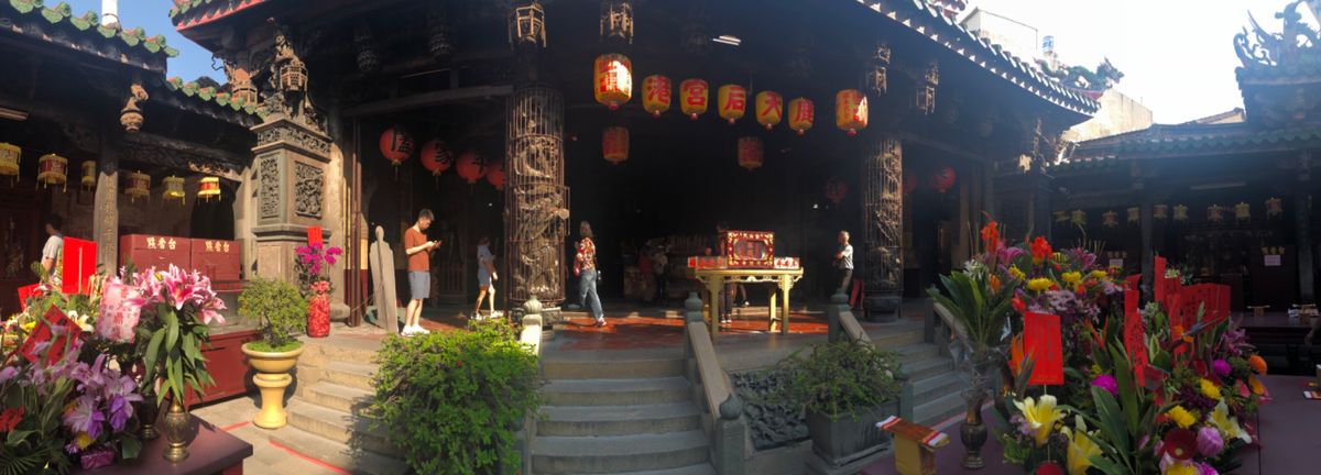 鹿港天后宮

食べるだけ食べてやっと観光開始
入口のランタンが印象的なお寺