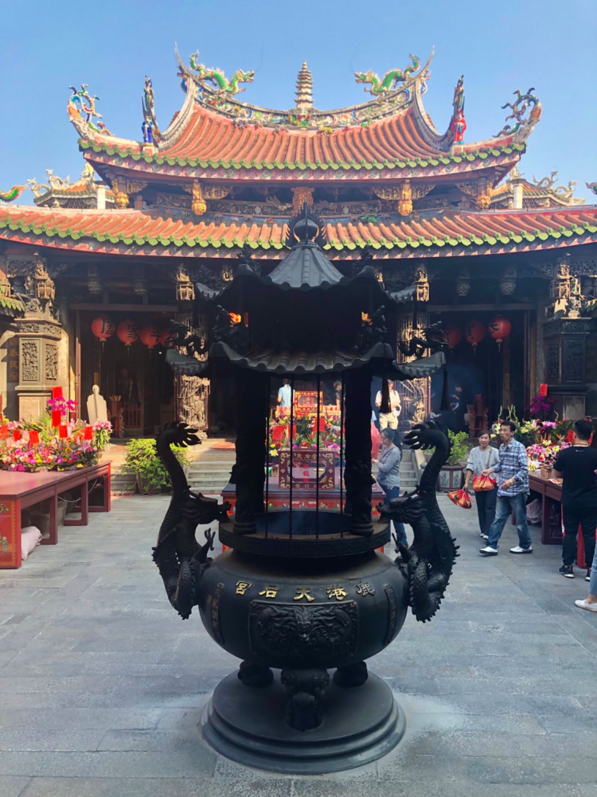 鹿港天后宮

中の様子
とても装飾が美しいお寺だった

この金の紙は何なの...