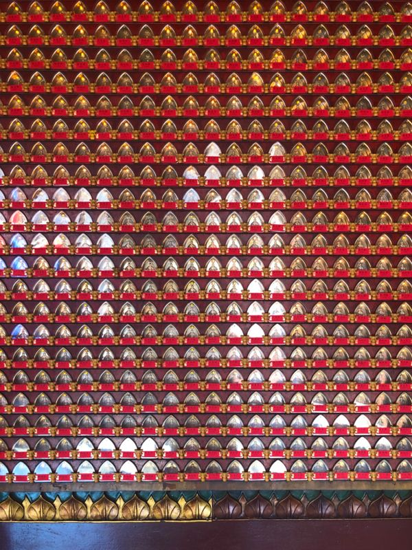 台湾・台北「美味いもの三昧！食い道楽の旅」の写真：鹿港天后宮

壁一面に埋め尽くされてた
...