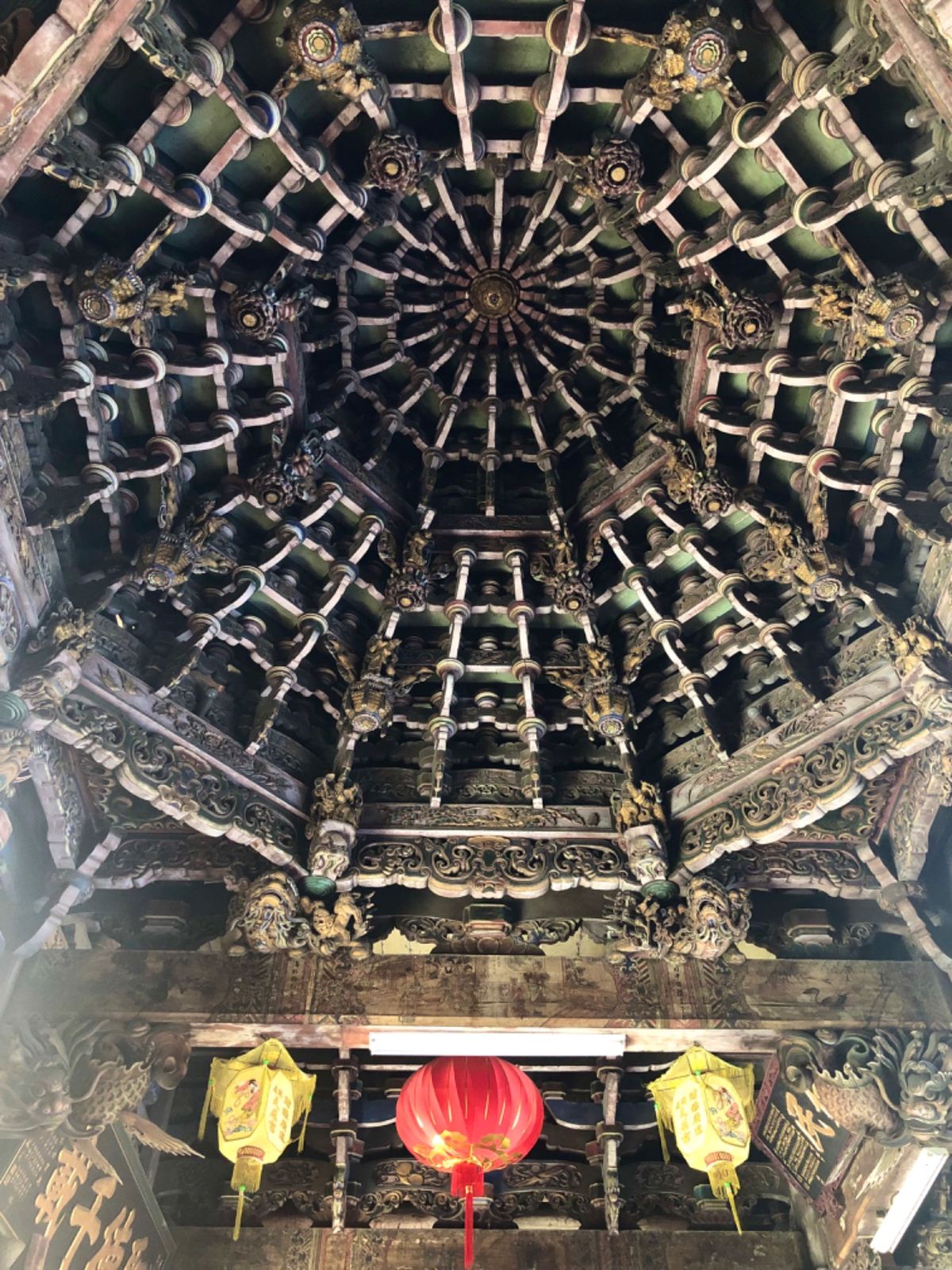 鹿港天后宮

中の様子
とても装飾が美しいお寺だった

この金の紙は何なの...