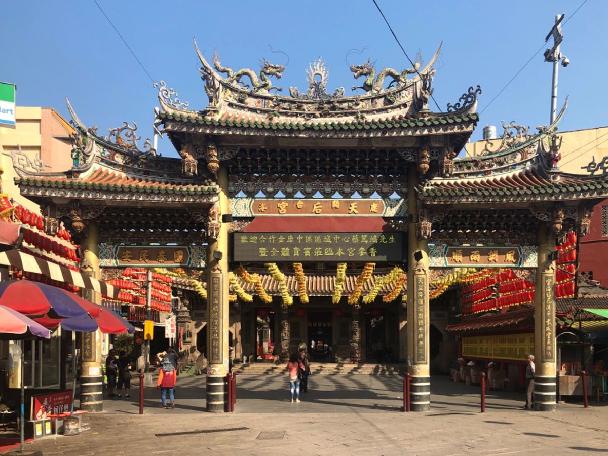 鹿港天后宮

食べるだけ食べてやっと観光開始
入口のランタンが印象的なお寺