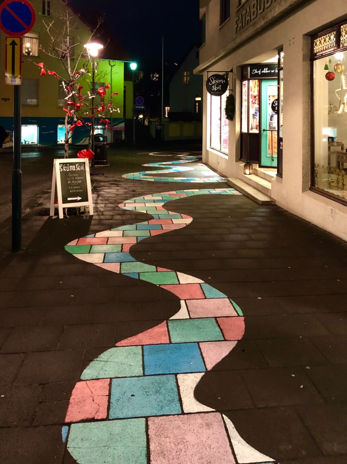 レイキャビクの歩道可愛い〜
レインボーのロード🌈

そしてクリスマスシーズ...