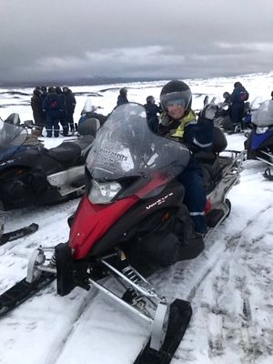 ラング氷河の上でスノーモービル

集合場所があまりに雪の気配がなくて、ホン...