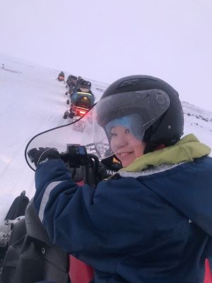 ラング氷河の上でスノーモービル

集合場所があまりに雪の気配がなくて、ホン...