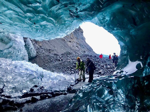 アイスランド・レイキャビク「アイスランド大自然の旅」の写真：バトナ氷河

ブルーケーブは確かに青い氷...
