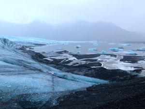 バトナ氷河

本来クレバスの中は危険過ぎて近づくのNGなんだけど、
これは...