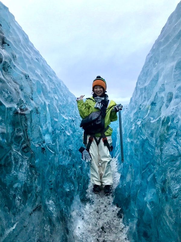 アイスランド・レイキャビク「アイスランド大自然の旅」の写真：バトナ氷河

本来クレバスの中は危険過ぎ...