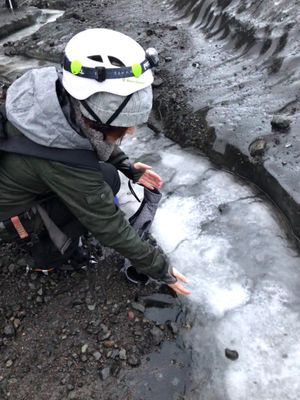 氷河ガイドのお兄さんが色々説明してくれる
この橋のところは一見なんでもない...