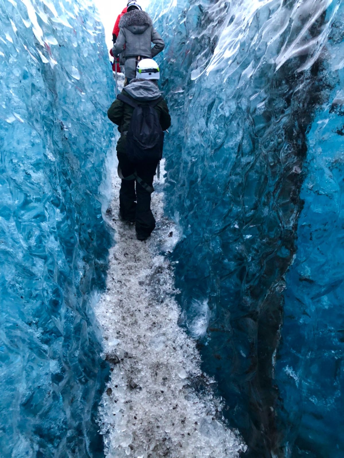クレバスの中を通ってると
氷河の中では少しだけ氷が溶けて水が流れてるのがわ...