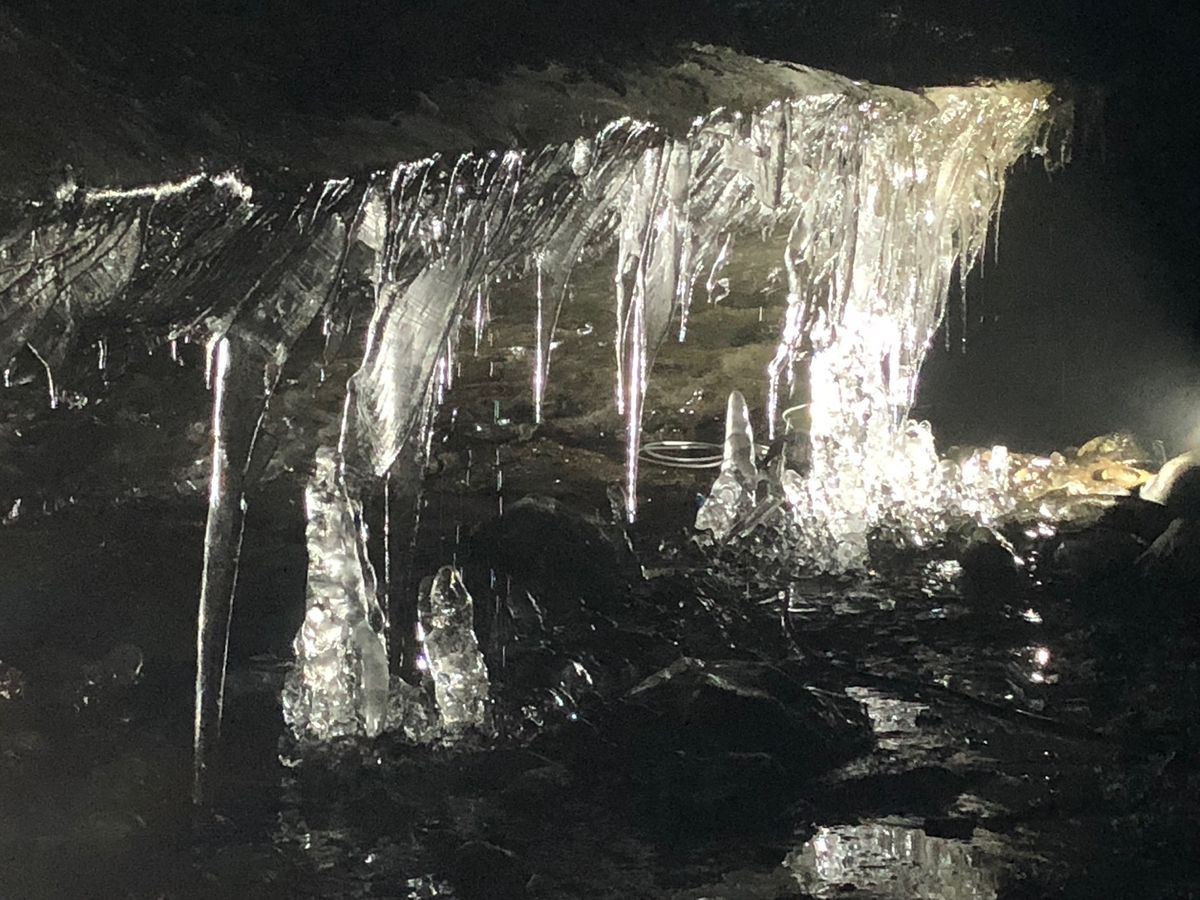 ラング氷河にある鍾乳洞
こんなところにまで電気が通ってることに驚き😳