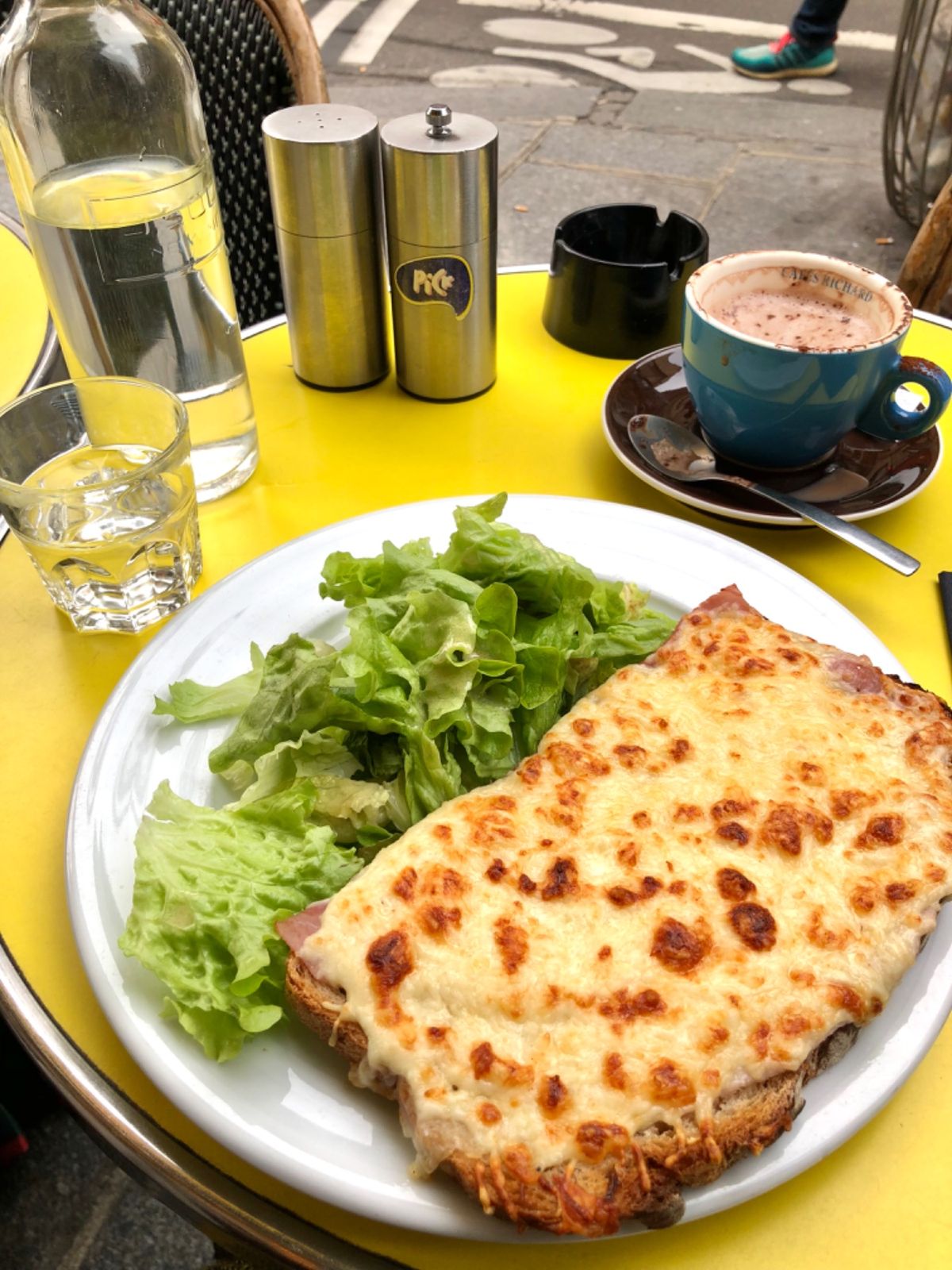 Le Pick Clops

パリに着いて初めての食事
お腹ペコペコだった...