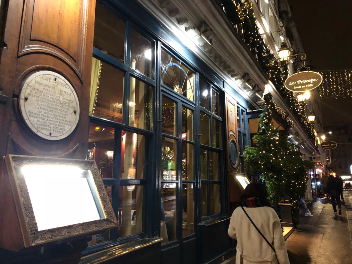 カフェ・プロコップ
1686からあるパリで一番古いカフェ
カフェという名前...