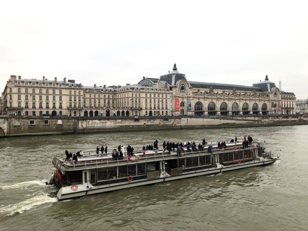 フランス・パリ「食欲と物欲を満たす弾丸パリ旅行」の写真：オルセー美術館
対岸から見てもでっかい！...